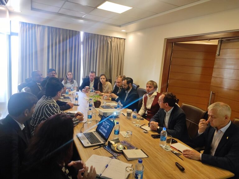 Jitendra Joshi in discussion with Russian Delegates